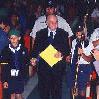 Homenaje a César Macazaga Ordoño, Septiembre 28 de 2002. Entrada de César Macazaga al auditorio del CUM acompañado por un lobato.